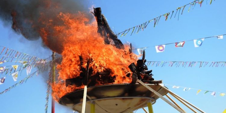 Reqa’da Newroz ateşi yakıldı