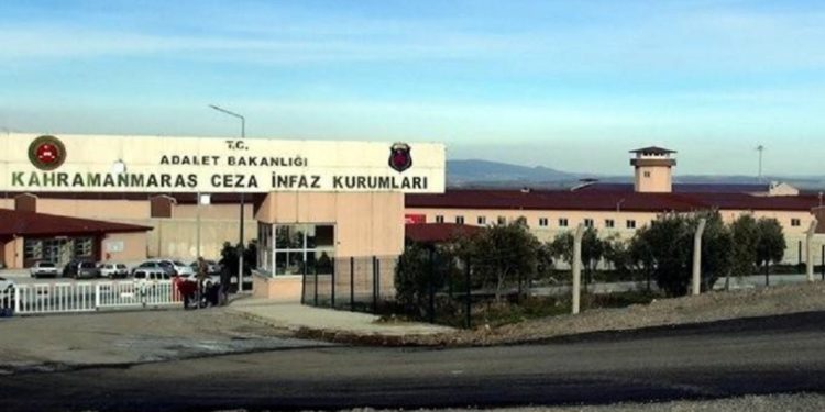 Açlık grevindeki tutsaklar sürgün edilip saldırıya uğradı