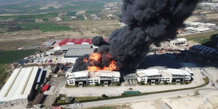 Hadımköy’de bilinmeyen nedenli fabrika yangını: 85 araç ve 175 personel söndürmeye çalıştı