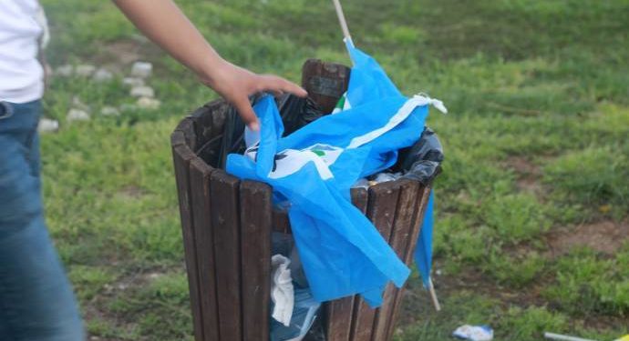 İşgalci polislerin HDP bayraklarına tahamülsüzlüğü