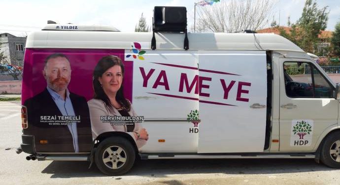 HDP’nin seçim araçlarına yapılan saldırıları işgalci polis izledi