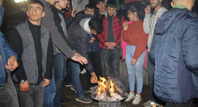 Amed’de ilk Newroz ateşi direniş kalesi Sur’da yakıldı