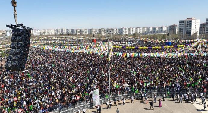 Tarihi Amed Newrozu: Amed’den “Bijî Serok APO” sloganları yükseliyor