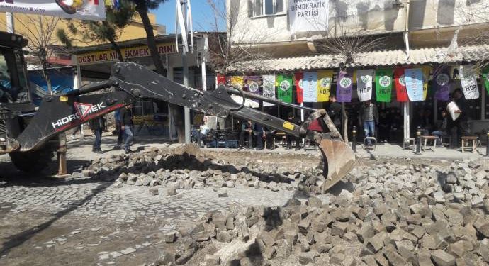 Kayyım HDP mitinginin yapılacağı caddeyi kazdı
