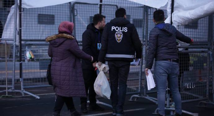 Amed ve Êlîh’de oy torbalarını işgalci polisler taşıyor