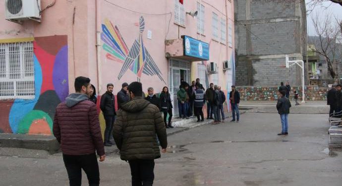 Mêrdîn’de okulların civarında işgalci özel harekat polisleri bekletiliyor