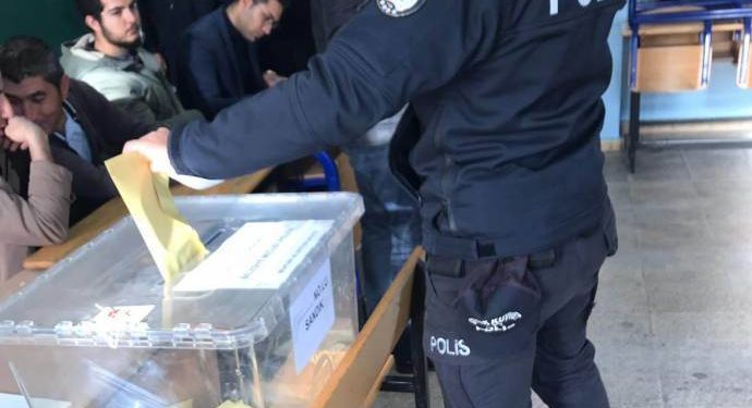 Xelfetî’de işgalci polisler belgesiz oy kullanıyor