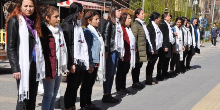 Leyla Güven için eylem yapan 13 kadına polis saldırdı