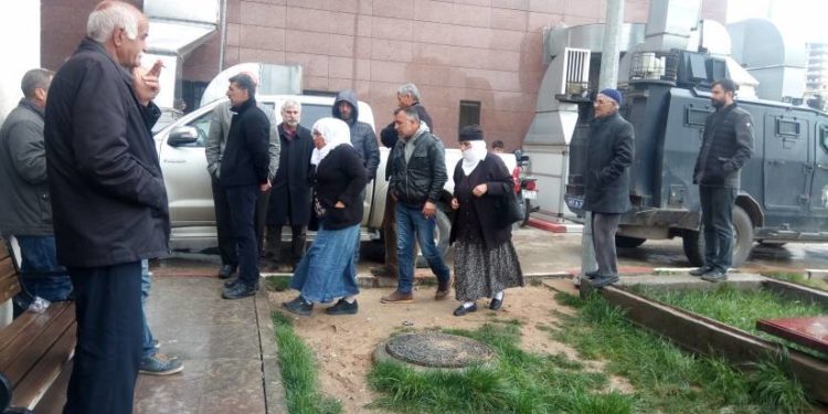 Mêrdîn ve ilçelerinden halk Medya Çınar’ın cenazesinin bulunduğu hastaneye geliyor