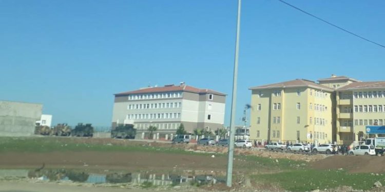 İşgalci Türk asker ve polisleri, öğrencilerden önce okula yerleştirildi