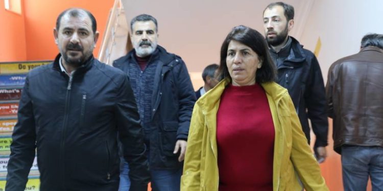 Rezan’da işgalci polis Eşbaşkan adayını darp etti