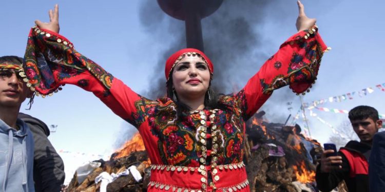 Tarihi Amed Newrozu: Zülküf Gezen’in ailesi ateşi yaktı