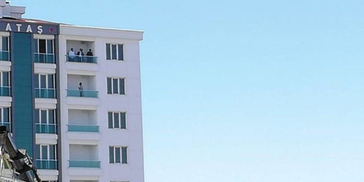 Amed Newrozu’nda binler bir araya geldi: İşgalci vali gizliden izledi, 30 gözaltı