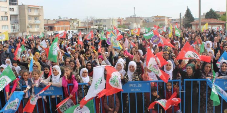 Ege’de de Newroz ateşi yakıldı: Binler alanlarda