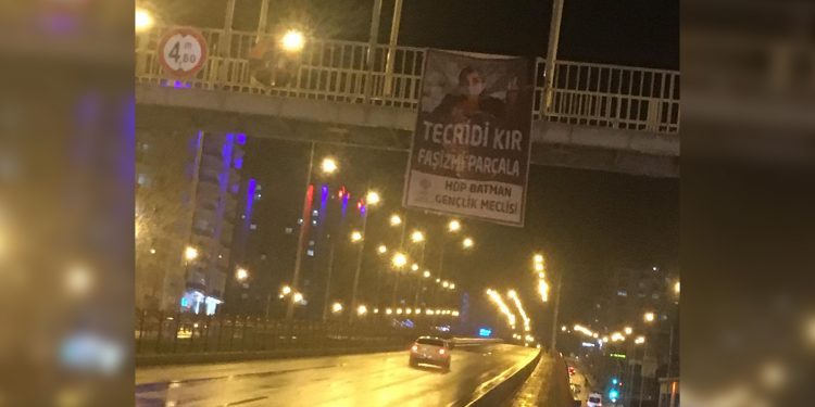 Êlih gençliği, ‘Tecridi Kır, Faşizmi Parçala’ yazılı Leyla Güven’in posterini astı
