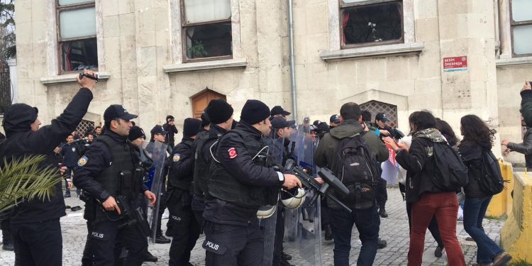 Halepçe anmasına polis saldırdı: Çok sayıda öğrenci gözaltında