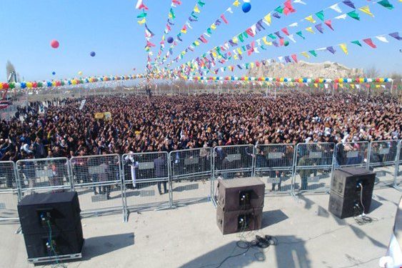 Wan tecride karşı Newrozu kutluyor