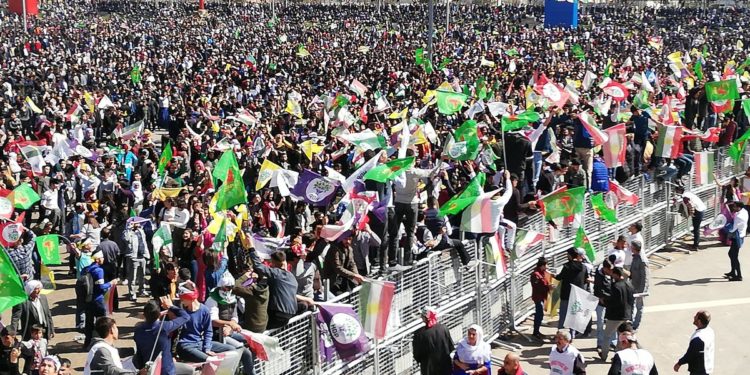 Tarihi Amed Newrozu’na akın var: Gençler yürüyüş düzenledi