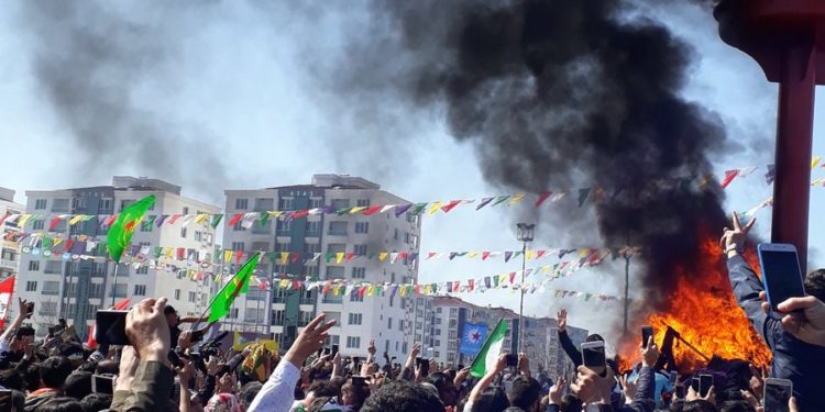 Tarihi Amed Newrozu: Zülküf Gezen’in ailesi ateşi yaktı