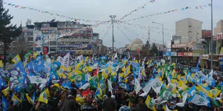 Wan’da yurttaşlar miting alanına sığmadı