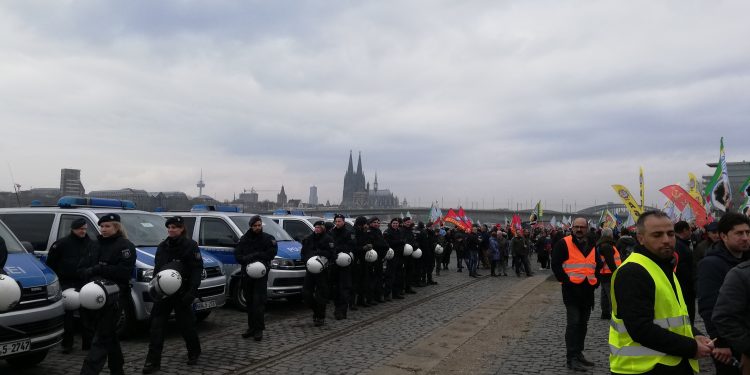 Köln’de tecrit protesto edildi: Açlık grevi eylemcisi Tuzak gözaltına alındı