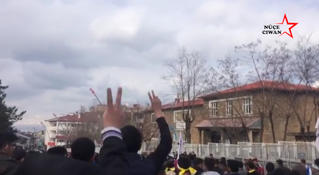 Miting sonrası gençler sloganlarla yürüdü