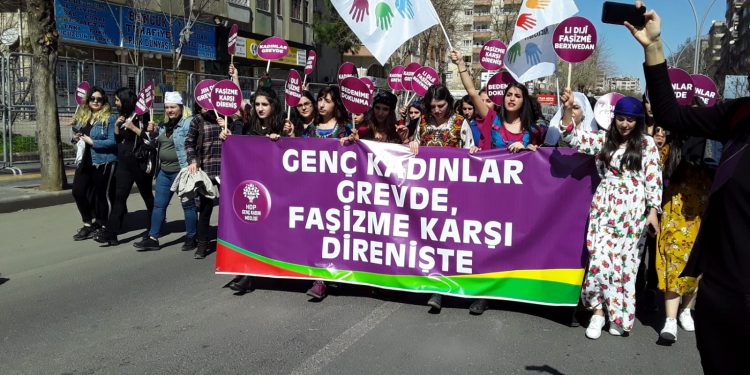 HDP Genç Kadın Meclisi İstasyon medyanında