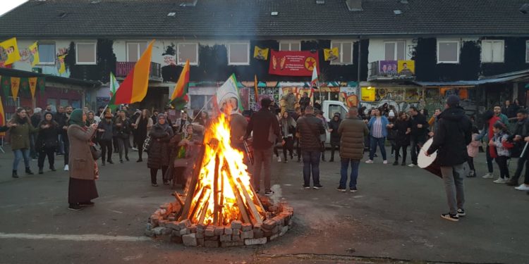Avrupa’da birçok merkezde Gençlik öncülüğünde Newroz ateşi yakıldı