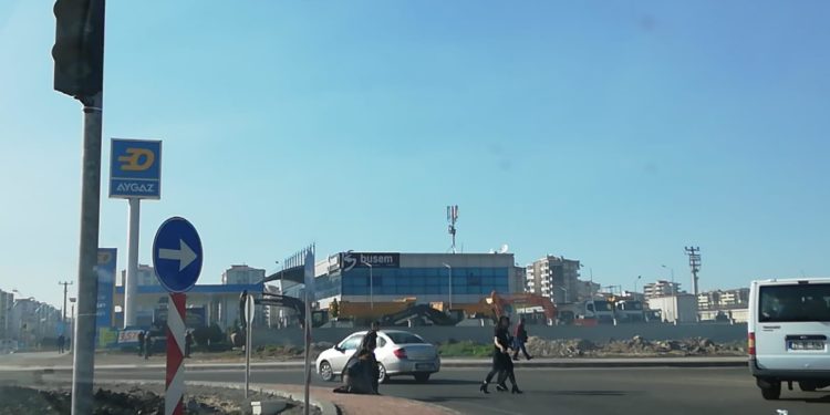 SON DAKİKA – Amed’de polis Newroz sonrası halka saldırıyor, Bağlar’da gençlik yolları kapattı – YENİLENDİ