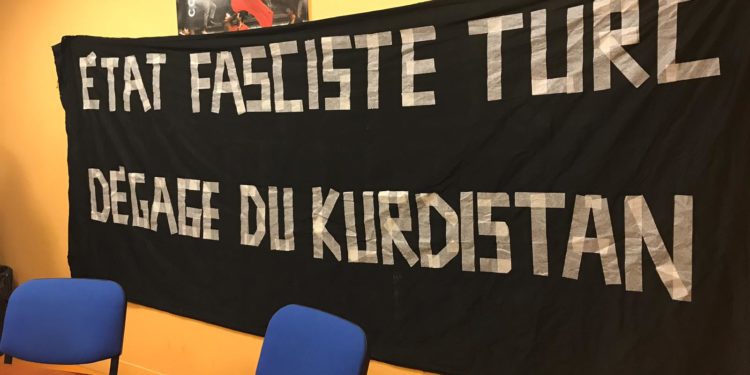 Paris’te gençlerden sivil itiatsizlik eylemi