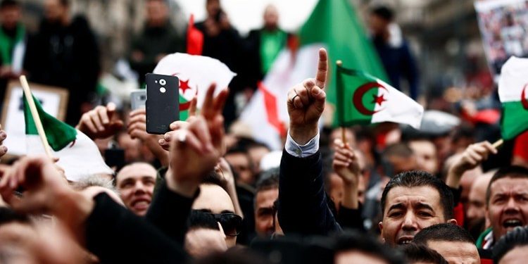 Cezayir’de şimdilik halk kazandı: Buteflika adaylığını geri çekti