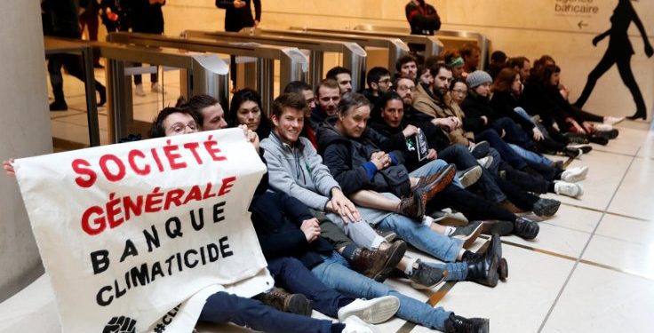 Öğrenciler Fransız bankası Société Générale’yi işgali ediyor