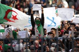 Cezayir’de öğrenciler alanlarda