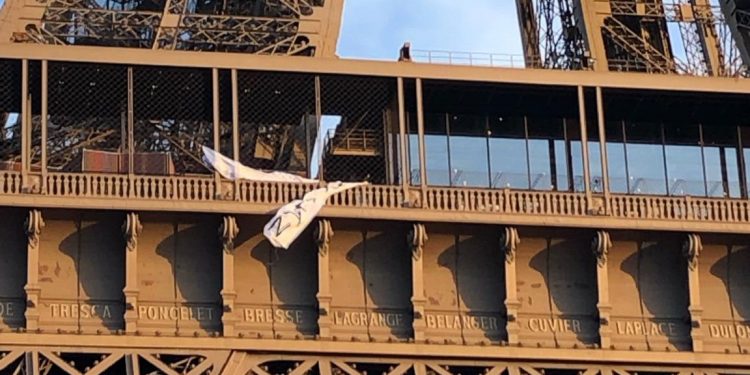 YENİLENDİ – Kürt gençleri ve genç kadınlar Eiffel Kulesi’nde: “Öcalan’a Özgürlük”