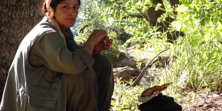 Böyle Bir Halka Sahibiz Yüz Kezde Bu Halka Canımızı Versek Azdır