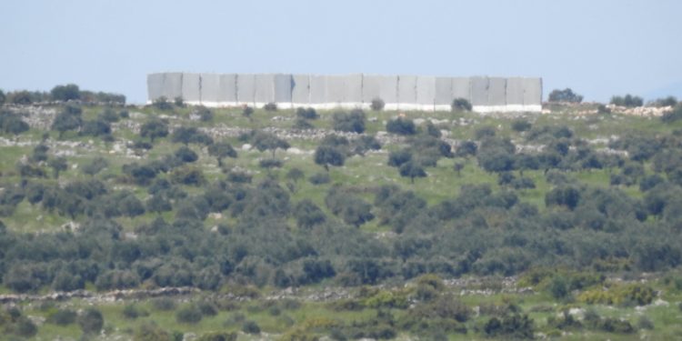 İşgalci Türk devleti Efrîn köylerini yıkarak duvar örüyor