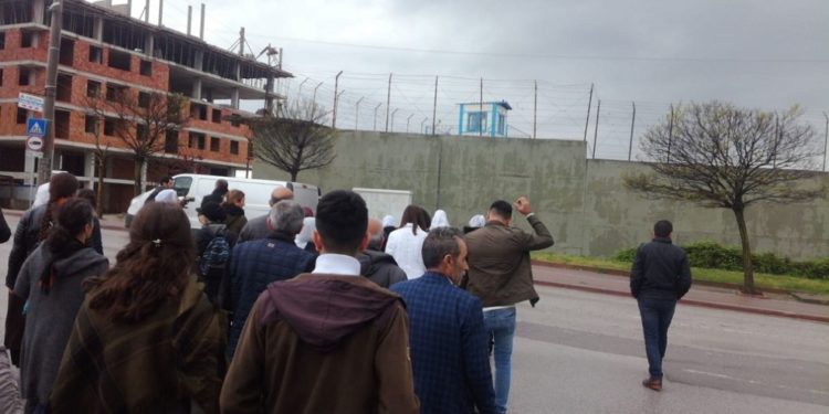 Gebze Cezaevi önünde oturma eylemi sürüyor