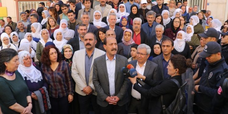 Amed’te tecrit protestosu