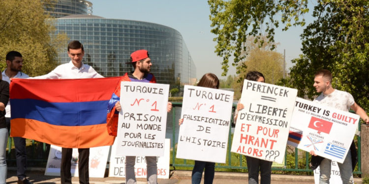 Ermeni gençlerden Türk ırkçılarına karşı eylem