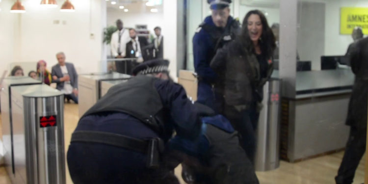 İngiliz polisi Af Örgütü’ndeki eylemcilere saldırdı: 20 gözaltı