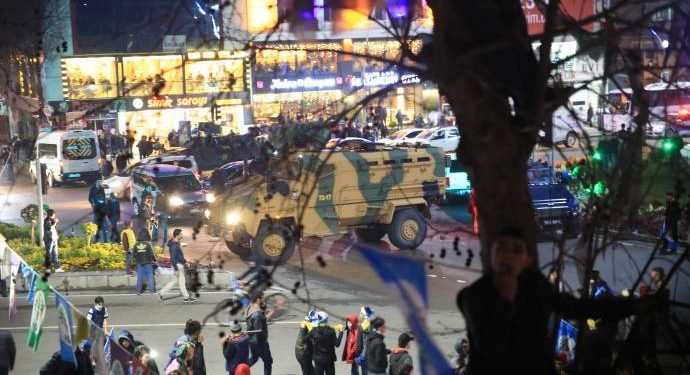 Êlih’de işgalciler zırhlı araçlarla halka saldırıyor