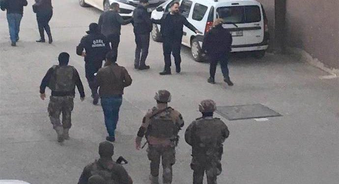 Amed’te bir genç işgalci polislerce dövülerek gözaltına alındı