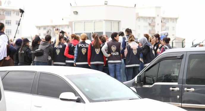 Amed’de Anneler oturma eylemine başladı