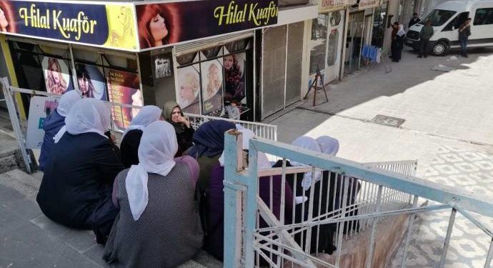 Amed’de Anneler oturma eylemine başladı