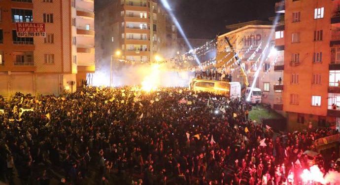 Amed halkı başarısını Leyla Güven’e armağan etti