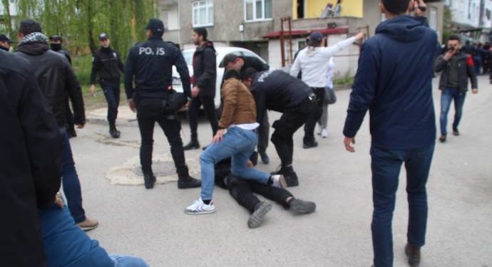 Gözaltına alınan yurttaşlar karakolda bekletiliyor