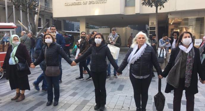 Kadınlardan İstiklal Caddesi’nde zincir oluşturma eylemi