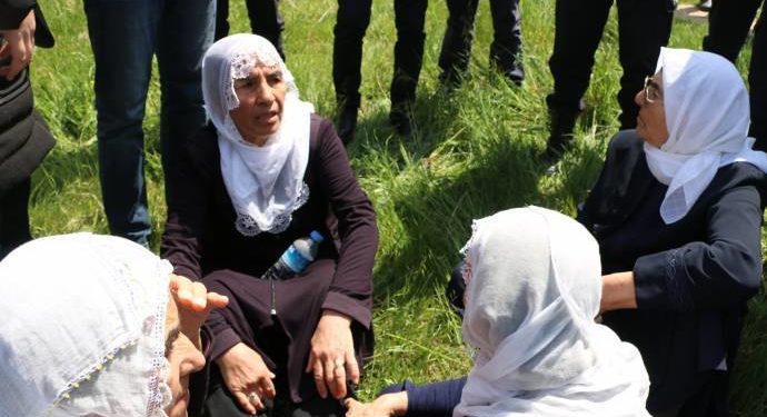 Faşist Türk polisi Gebze’de anneleri yerlerde sürükledi