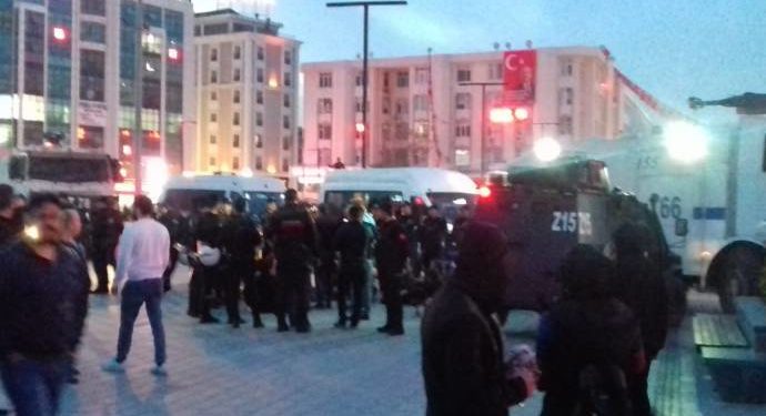 Faşist Türk polisleri oturma eyleminde olan ailelere saldırdı