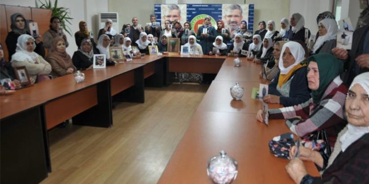 Direnişteki tutsakların aileleri açlık grevine başladı